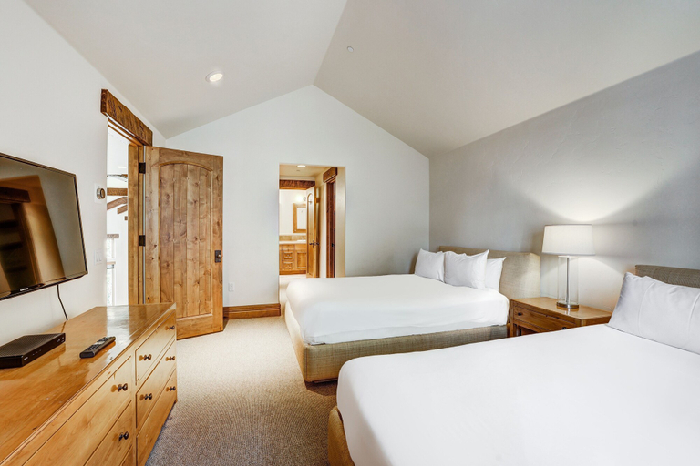 Room 5, Refined 5 BR Private Home with Private Hot Tub by RedAwning, Eagle