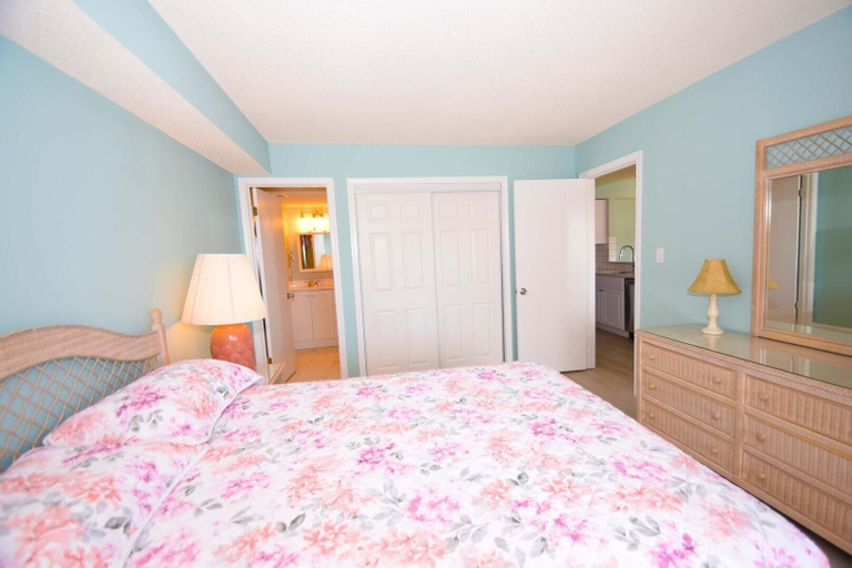 Room 3, Seascape-heron Harbour 200-9 2 Bedroom Condo by RedAwning, Worcester