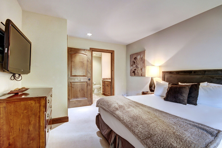 Room 2, Ritz Carlton Residence Spacious with Valley Views by RedAwning, Eagle