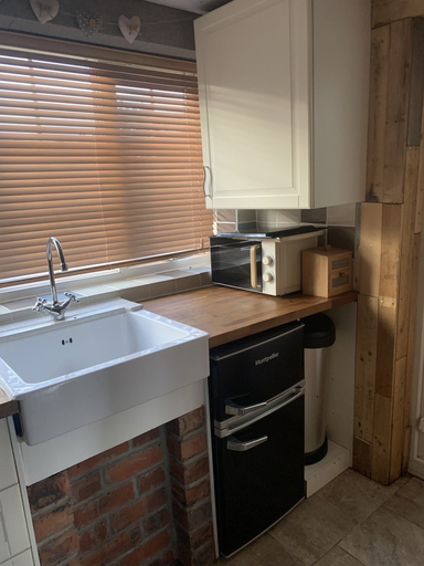 Others 2, Captivating 1-bed Cottage in Halifax, Calderdale