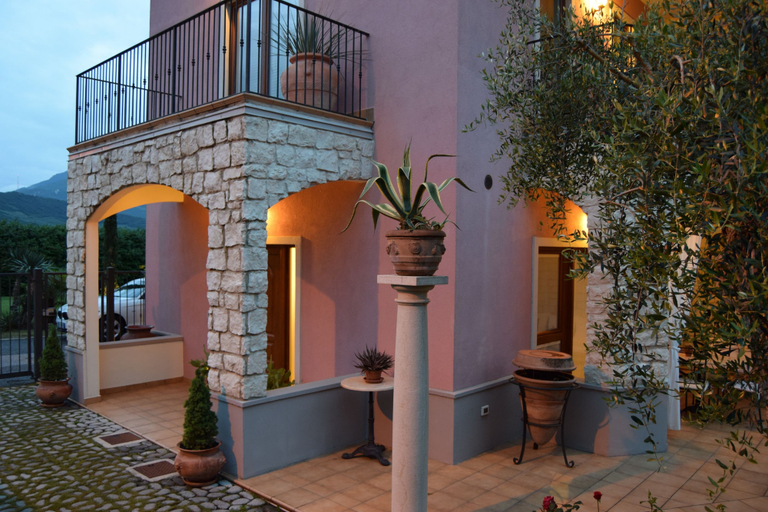 Porch 4, Residenza Le Due Torri Apartments, Trento
