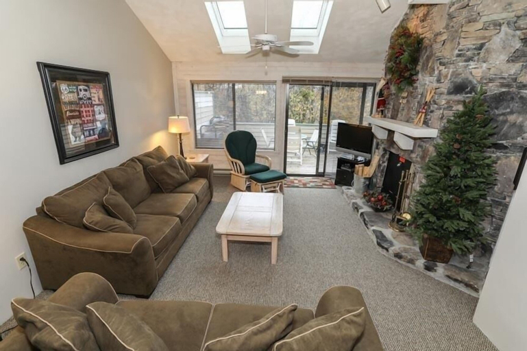 Seven Springs 2 BR Deluxe Condo with Mountain Views by RedAwning - Save 10% on 3 Nights, 15% on 5 Nights!, Somerset