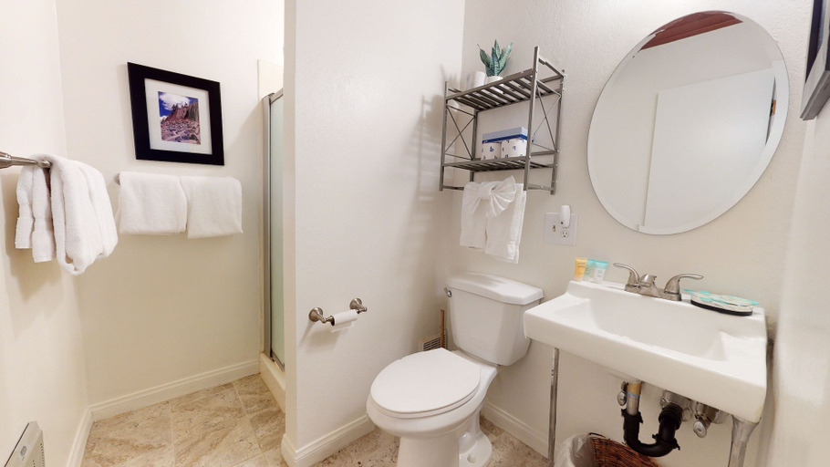 Room 5, Horizons 4 150 Mountain Rustic, Walk To Shops and Restaurants, On Shuttle Route to Lodges by RedAwning, Mono