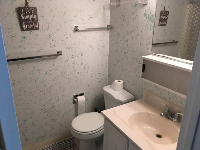 Bathroom, Worcester House 302, Worcester