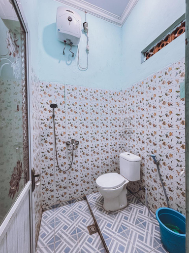 Bathroom 4, Apri Inn Syariah, Pangkalpinang