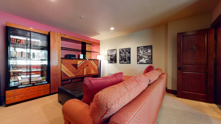 Room 4, Juniper Crest 1 4 Bedroom Townhouse by RedAwning, Mono