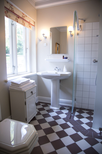 Bathroom 3, Ballebro Færgekro, Sønderborg