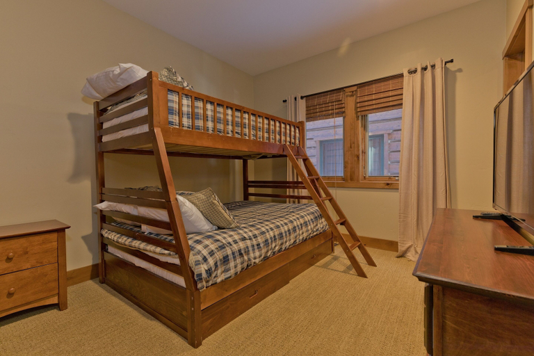 Room 2, Stonegate #5 5 Bedroom Home by RedAwning, Mono