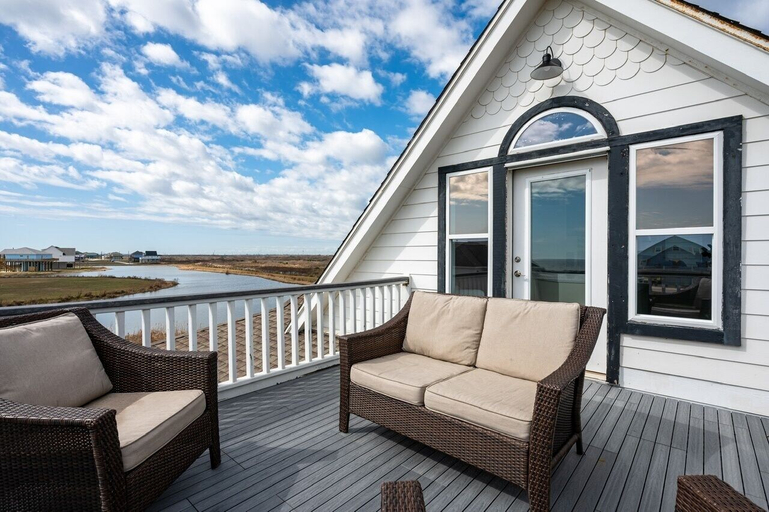 Property grounds 2, #beach Please 3 Bedroom Home by RedAwning, Galveston