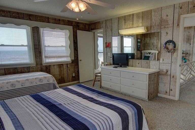 Room 3, Carolina Moon 4 Bedroom Home by RedAwning, Brunswick