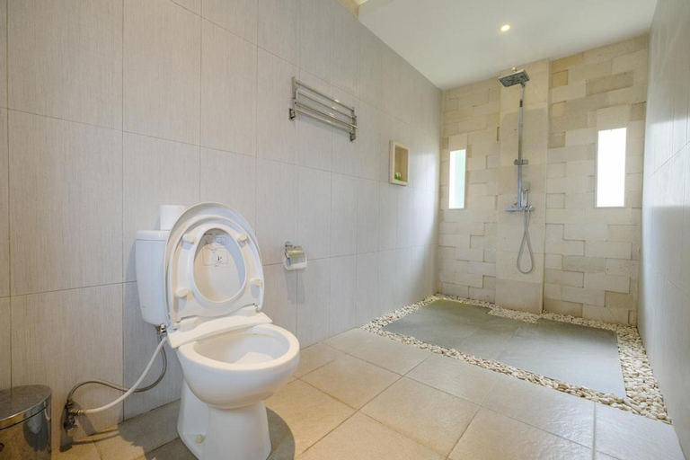 Bathroom 16