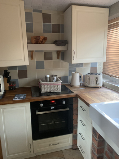 Others 5, Captivating 1-bed Cottage in Halifax, Calderdale