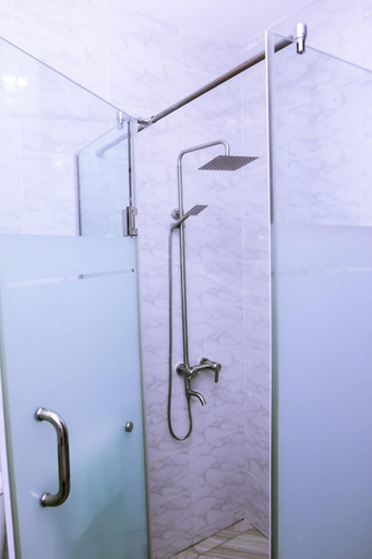 Bathroom 3, Stunning 3-Bed House in Lagos, Kosofe