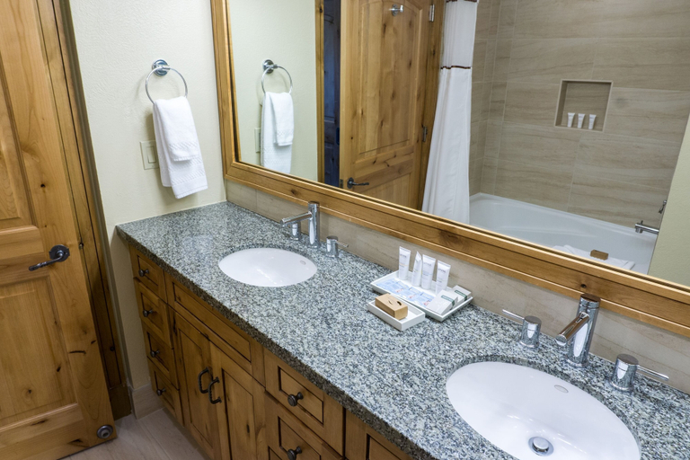Bathroom 4, Rustice Conod with Modern Kitchen  Facilities by RedAwning, Summit