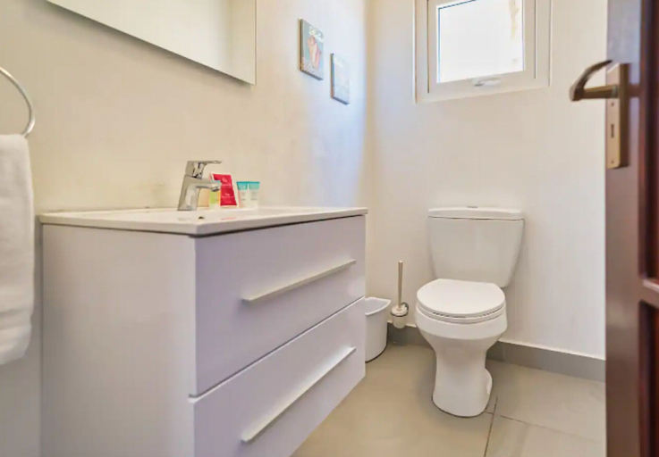 Bathroom 4, Spacious 6BR Villa w Pool Close2beach Sleeps 16