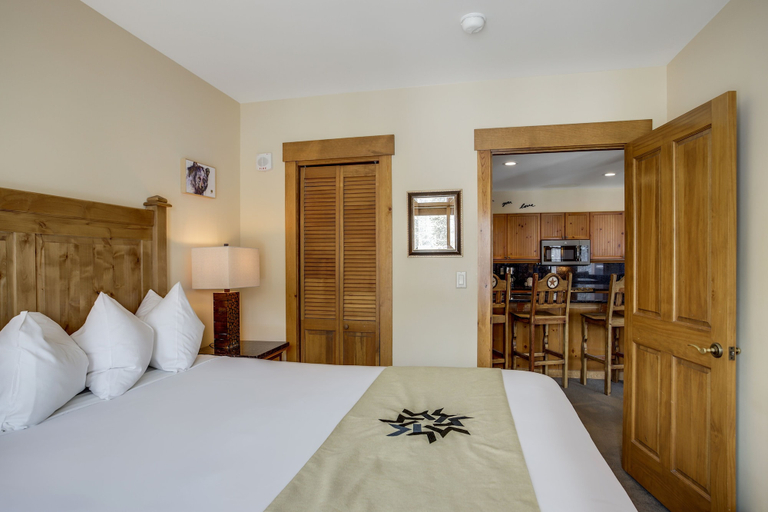 Room 2, Springs 8860, Summit