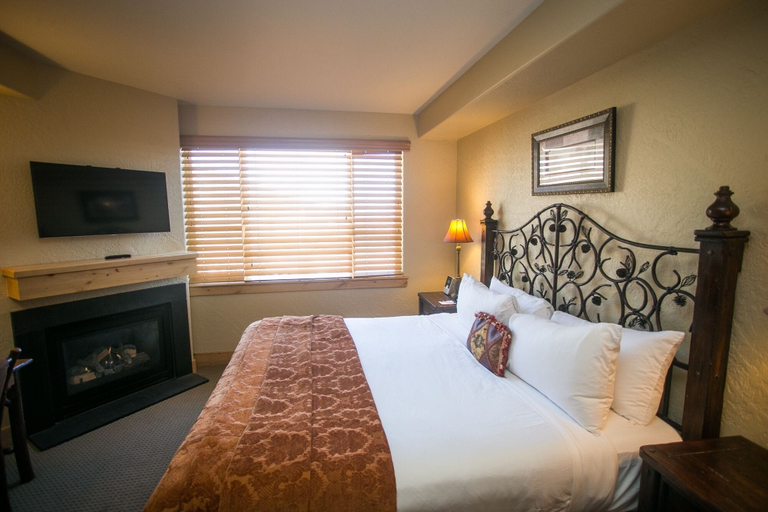 Room 3, Stay in Comfort while Enjoying Valley Views by RedAwning, Summit