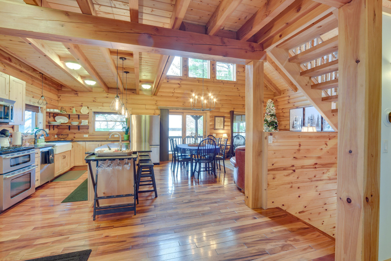 Food & Drinks 5, Modern Log Cabin w/ Rec Room, Steps to Lake!, Pine