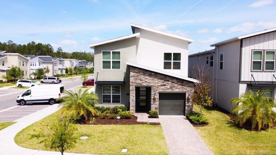 Exterior & Views