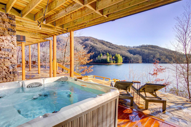 Sport & Beauty, Lake Nantahala Villa w/ Lookout Deck + Dock!, Macon
