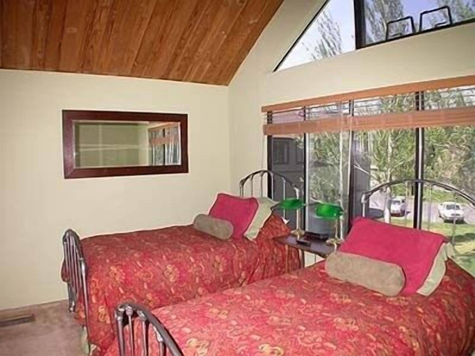Room 2, 489 Ala Wai, 48 3 Bedroom Condo by RedAwning, El Dorado