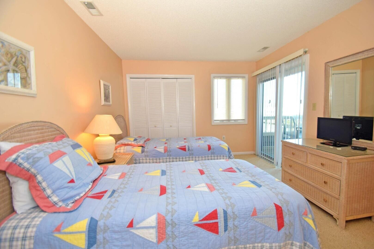 Room 5, Seascape-heron Harbour 206-10 2 Bedroom Condo by RedAwning, Worcester