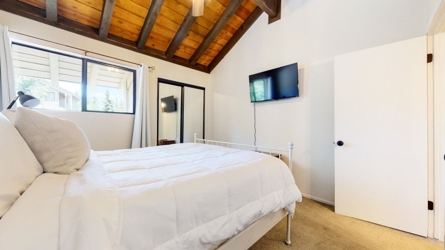 Room 2, La Vista Blanc #16 3 Bedroom Condo by RedAwning, Mono