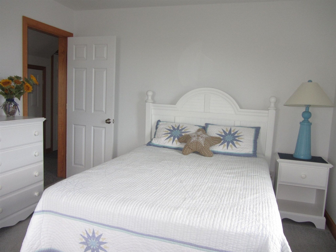 Room 5, Spartina 3 Bedroom Cottage by RedAwning, Dare