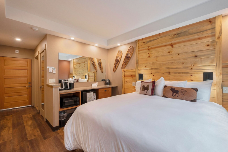 Room 5, Solitude Moose Room 102 - Estes Park 1 Bedroom Studio by RedAwning, Larimer