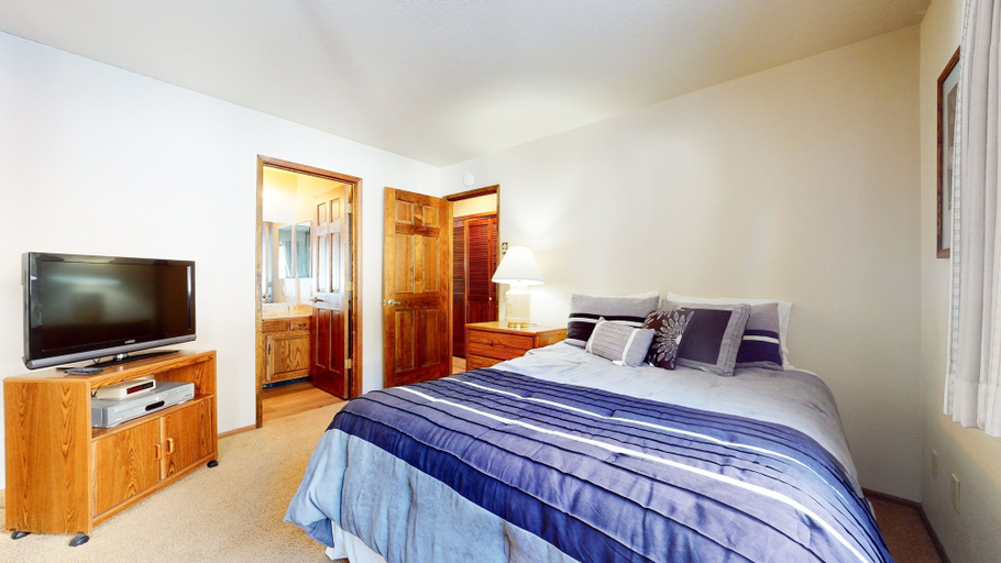Room 2, Snowflower 68 Spacious End Unit With Great Complex Amenities, Quiet Location by RedAwning, Mono