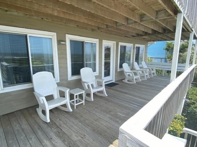 Balcony 3, Due South - 5 Br Home, Brunswick