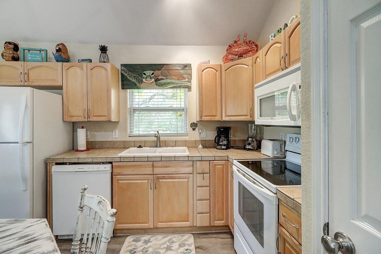 Private kitchen 3, Heron Hideaway 2 Bedroom Cottage by RedAwning, Aransas