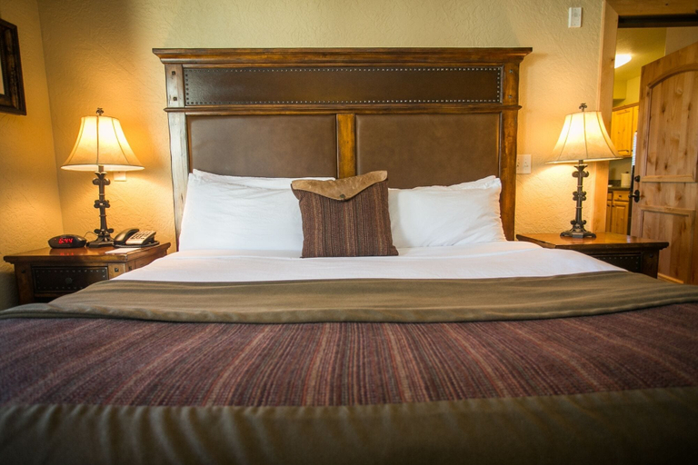 Room 5, Stay in Comfort while Enjoying Valley Views by RedAwning, Summit