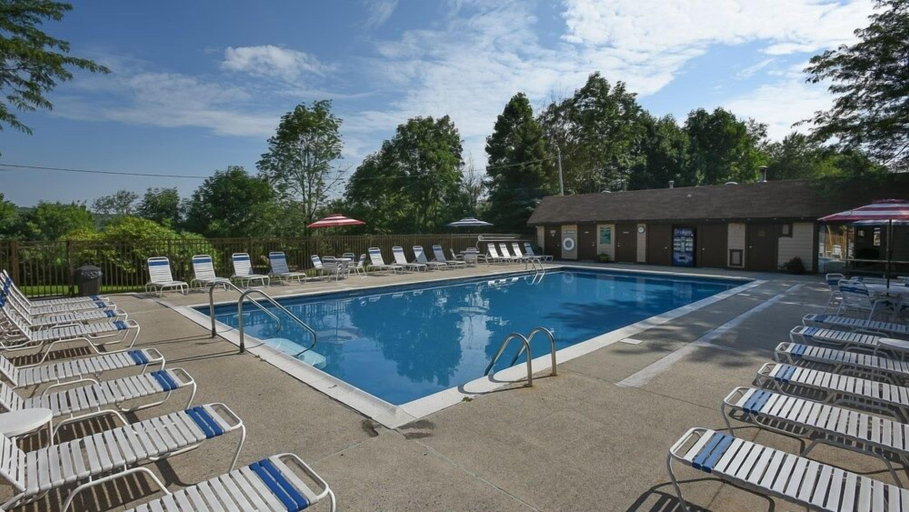 Sport & Beauty 5, Seven Springs 2 Bedroom Deluxe Condo with Private Deck! by RedAwning, Somerset