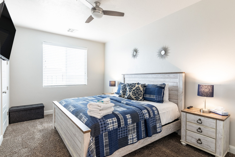 Room 5, Zion Experience 4 Bedroom Townhouse by RedAwning, Washington