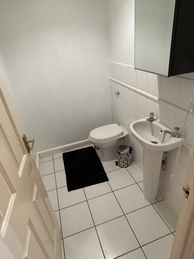 Bathroom 3, Spacious 1-bed Apartment in London sea View, London