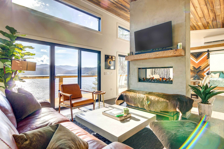 Bedroom 1, Lake Nantahala Villa w/ Lookout Deck + Dock!, Macon