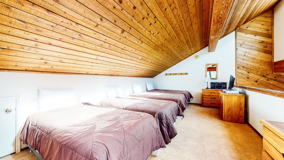 Room 5, Snowflower 68 Spacious End Unit With Great Complex Amenities, Quiet Location by RedAwning, Mono
