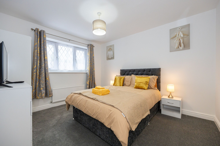 Others 5, Captivating 3-bed House in Blackburn, Blackburn with Darwen