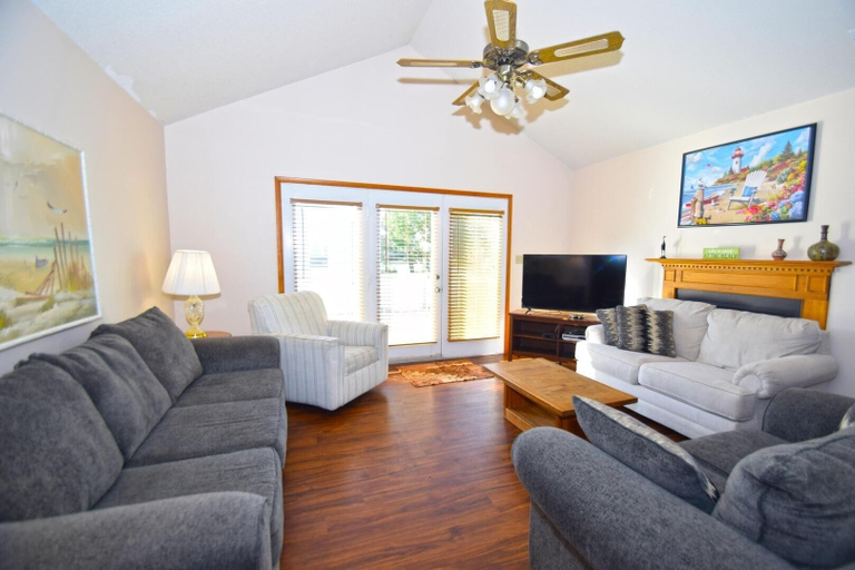 Living area 5, Fountain Road 13701 3 Bedroom Home by RedAwning, Worcester