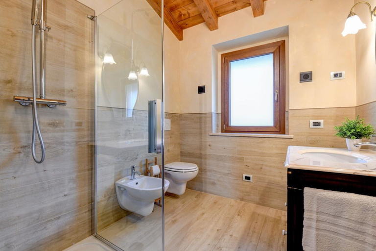 Bathroom 4, Villa Sinfonia, Brescia