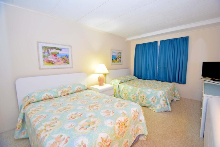 Room 5, Diamond Beach 414 3 Bedroom Condo by RedAwning, Worcester