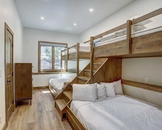 Room 4, Settlers Creek 6466, Summit