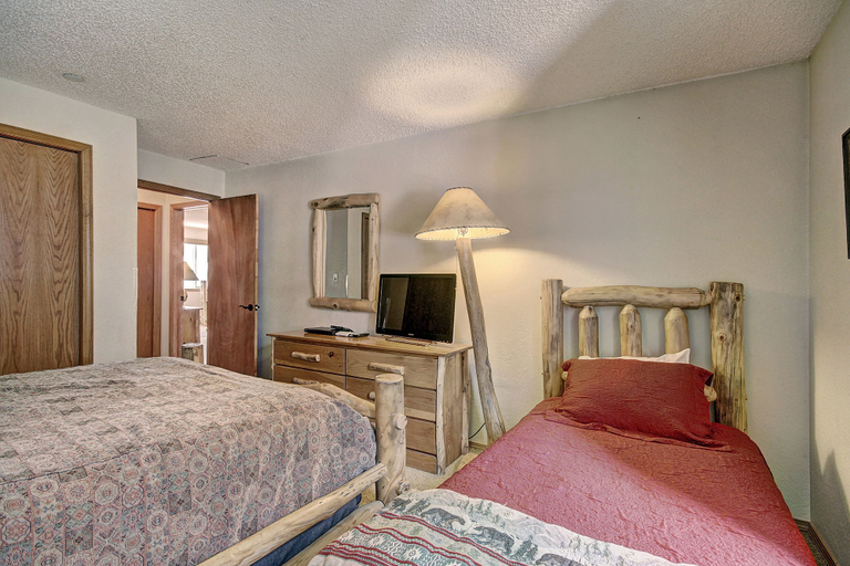 Room 3, 221 Cinnamon Ridge I 2 Bedroom Condo by RedAwning, Summit