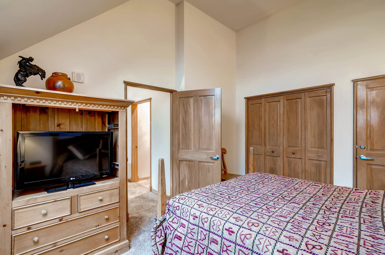 Bedroom 3, Black Bear 8078, Summit