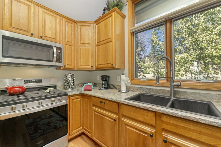 Private kitchen 5, Gateway to the Wildside - 3 Br Townhouse, Larimer