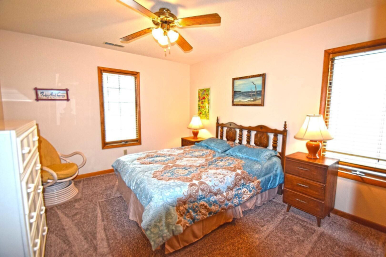 Room 3, Fountain Road 13701 3 Bedroom Home by RedAwning, Worcester