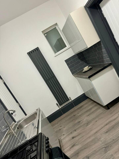 Others 5, Elegant 2-bedroom Apartment Near City Centre, Birmingham