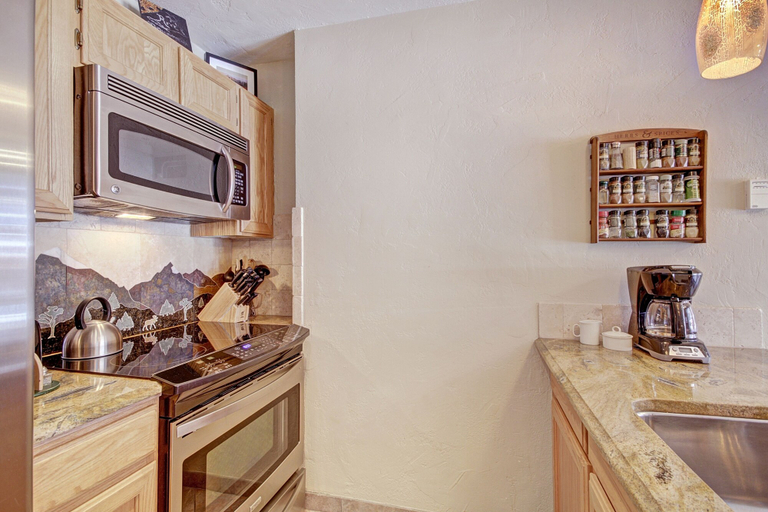 Private kitchen 4, Warm + Inviting 1br Winter Escape-perfectly Located Downtown 1 Bedroom Condo by RedAwning, Summit