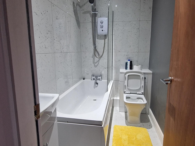 Bathroom 2, Impeccable 3-bed Apartment in Bradford to Explore, Bradford